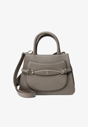 Grijze leren handtas met een gestructureerd oppervlak. Voorzien van dubbele handgrepen, een afneembare riem, een voorvak en een metalen sluitingsaccent.