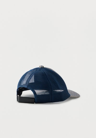 Casquette de baseball en maille bleue avec une sangle noire réglable et un tissu à damier sur la visière incurvée et le bouton supérieur, vue de dos et de côté.