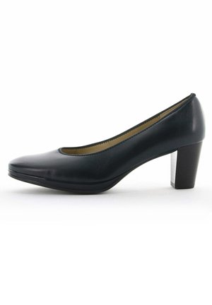 Shoe in pelle nera con tacco alto, punta rotonda, texture liscia e tacco spesso. Presenta una cucitura minimale e un design elegante.