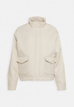 Beige quiltet jakke med høj krave, lange ærmer, to forlommelommer med klap og trykknaplukning.