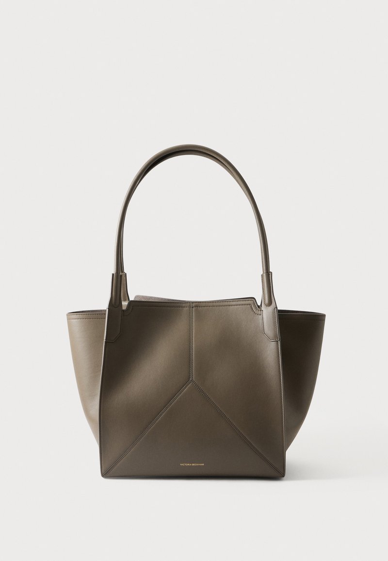 Grand sac cabas en cuir vert olive avec des panneaux géométriques structurés et deux poignées supérieures, présenté sur un fond clair uni.