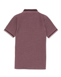 Polo à manches courtes en bordeaux avec un tissu texturé. Doté d'un col foncé et de bordures contrastées en rose clair sur les manches et le col.