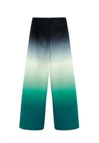 Pantalones de pierna ancha con un degradado que va del negro en la parte superior al blanco y luego al verde en la parte inferior, con bolsillos traseros de ojal.
