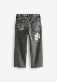 Jean en denim gris à jambes droites, deux poches arrière, motif de crâne sur la poche gauche et design de fleurs croisées blanches sur la jambe droite.