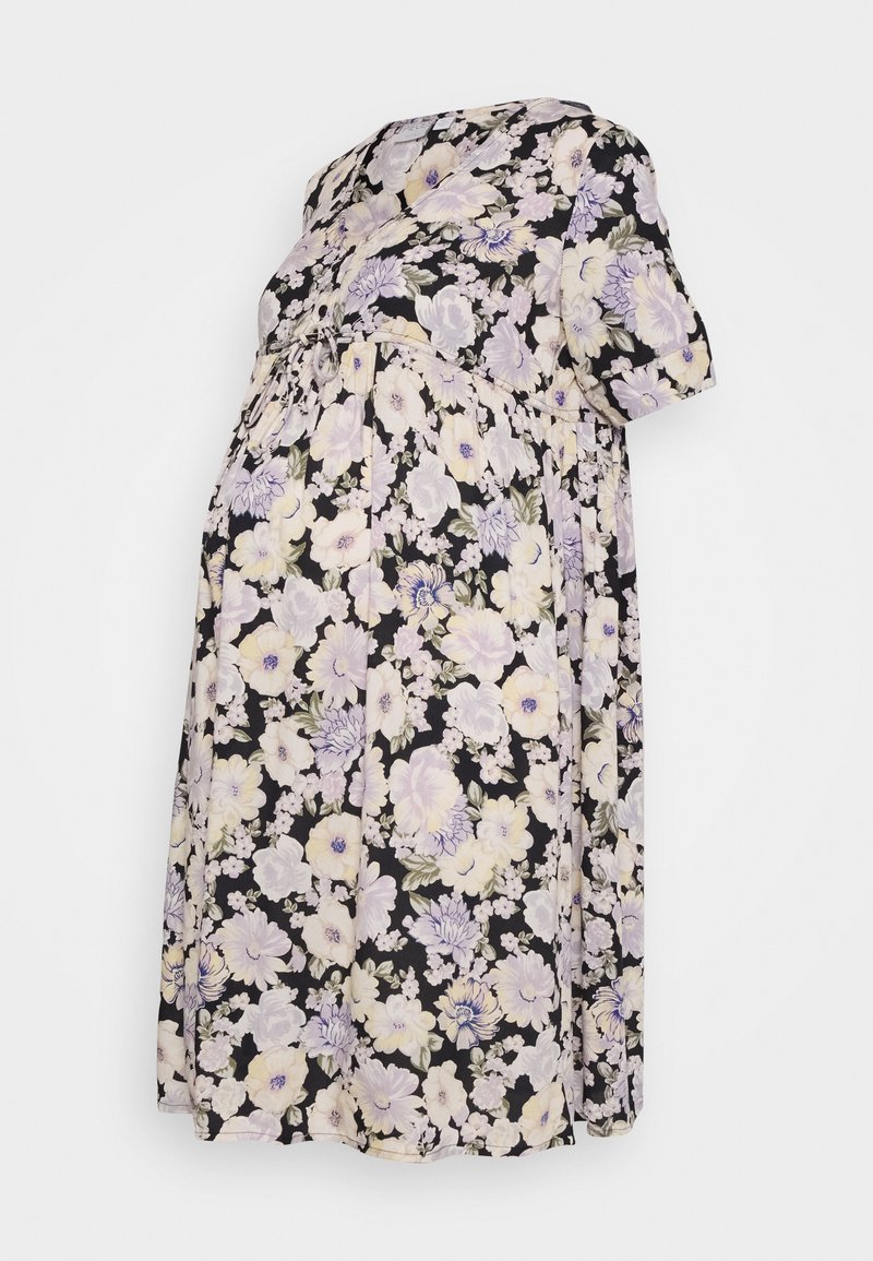 Vestido de maternidade floral com mangas curtas, um fundo preto e flores em tons de púrpura claro e branco. O design inclui uma cintura franzida.