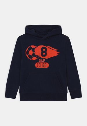 Sweat à capuche bleu marine avec un grand motif rouge d'un ballon de football, le numéro 8 et le texte "GAP 19-69." Comprend une poche avant et des poignets côtelés.