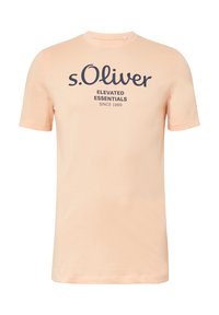 Perzikkleurig katoenen t-shirt met korte mouwen en ronde hals, met marineblauwe tekst: "s.Oliver ELEVATED ESSENTIALS SINCE 1969."
