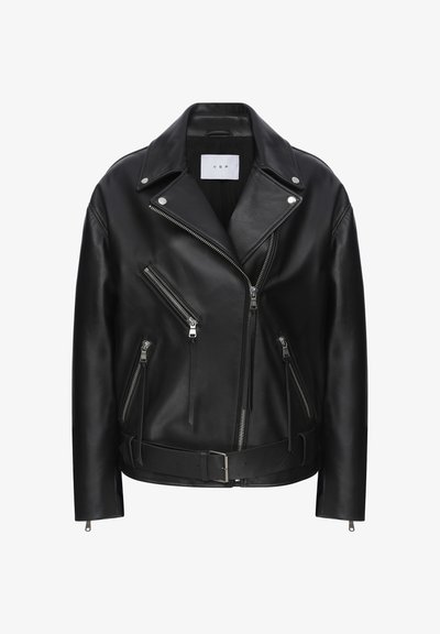 Must mustrakk mustrakk nahkjope, millel on ebaühtlane tõmbluku disain, mitu tõmblukuga taskut, hõbedane riistvara ja vööga vöökoht. Sile tekstuur.