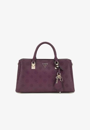 Sac à main en relief violet avec deux poignées, quincaillerie argentée et un charme. Le design présente un motif de logos et de formes géométriques.
