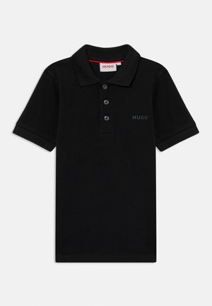 Polo noir en tissu doux, avec une patte de boutonnage à trois boutons, des manches courtes et un logo en broderie foncée sur la poitrine.