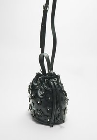 Stradivarius FLORAL - Skuldertasker - black