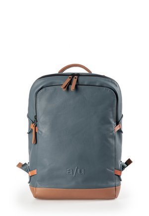 Blauer Leder-Rucksack mit glänzender Oberfläche, braunen Lederakzenten, doppeltem Reißverschluss und seitlichen Taschen. Verfügt über ein geprägtes Logo an der Unterseite.