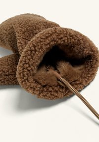 Smeđe rukavice od runa s teksturiranom vanjštinom, mekanom unutarnjom podstavom i zatvaranjem na vezicu za prilagodljivo prianjanje.