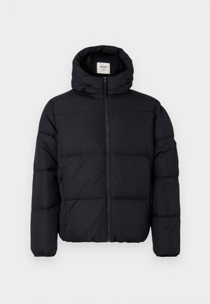 Giacca a vento nera con colletto alto, chiusura con zip a tutta lunghezza e tasche laterali. Presenta un design trapuntato per isolamento e calore.