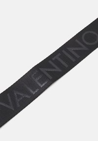 Cinghia nera in nylon con il testo in rilievo "VALENTINO", caratterizzata da una superficie testurizzata e un design elegante.