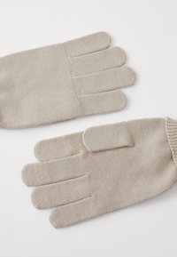 Gants en tricot beige avec un tissu texturé, comportant cinq doigts et un ourlet à revers pour plus de chaleur et un meilleur ajustement.