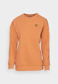 Sudadera naranja hecha de tela suave, con cuello redondo, mangas largas y un pequeño logo amarillo en el lado izquierdo del pecho.