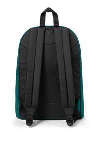 Zaino in tessuto nero e verde acqua con spallacci neri imbottiti e un manico superiore. Presenta una texture liscia e cuciture dettagliate sugli spallacci.