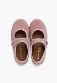Zapatos Mary Jane de ante rosa con puntera redonda, correa elástica y plantilla acolchada. Presenta un borde cosido y un logo de la marca en relieve.
