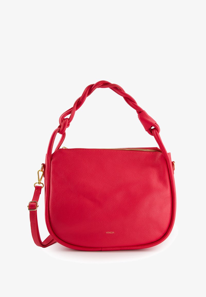 Sac bandoulière en cuir rouge avec une poignée tressée, fermeture éclair dorée et détail de logo. Texture lisse et design arrondi pour un transport facile.