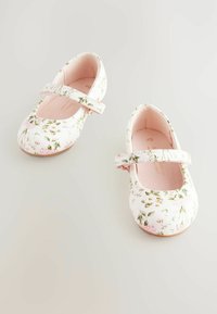 Scarpe in pelle bianca con motivi floreali in rosa e verde, punta rotonda e una fascia in velcro sulla parte superiore del piede, foderate in rosa chiaro.