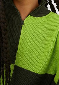 Stradivarius Sweter