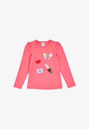 Camicia rosa a maniche lunghe con spalle arricciate, decorata con un fiocco, labbra rosse, una lettera d'amore e una grafica di rossetto sul davanti.