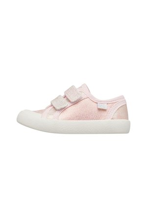 Chaussure rose clair pour tout-petit avec semelle en caoutchouc blanche et deux bandes auto-agrippantes beiges sur fond blanc.