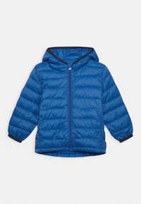 Niebieska kurtka puchowa z kapturem, z zapięciem na zamek błyskawiczny z przodu, pikowanym wzorem, elastycznymi mankietami oraz kontrastowym, ciemnoniebieskim wykończeniem wzdłuż kaptura.