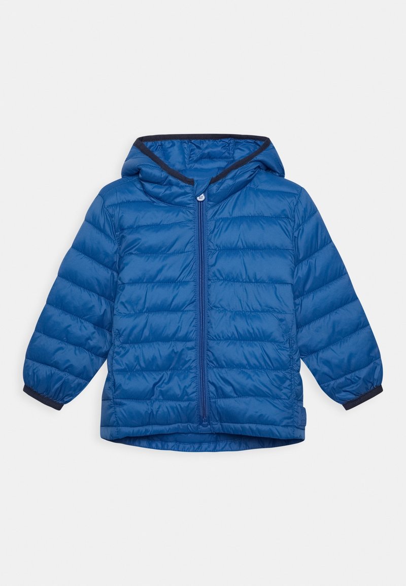 Niebieska kurtka puchowa z kapturem, z zapięciem na zamek błyskawiczny z przodu, pikowanym wzorem, elastycznymi mankietami oraz kontrastowym, ciemnoniebieskim wykończeniem wzdłuż kaptura.