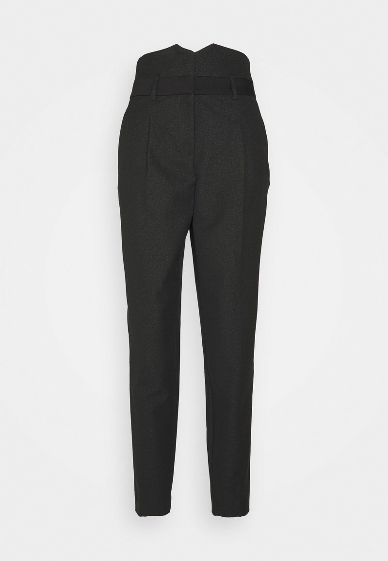 Pantalon noir sur mesure avec une taille haute, présentant une texture subtile, des plis sur le devant et une coupe slim effilée.
