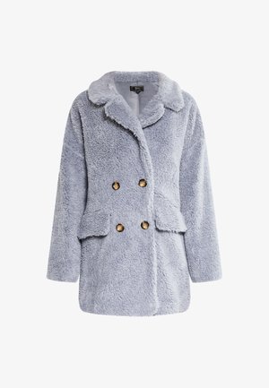 Lys blå faux fur frakke med slagkrave, dobbeltbrystet design, to forlommer og knapper i guldfarve. Blød tekstur, mellemlang.