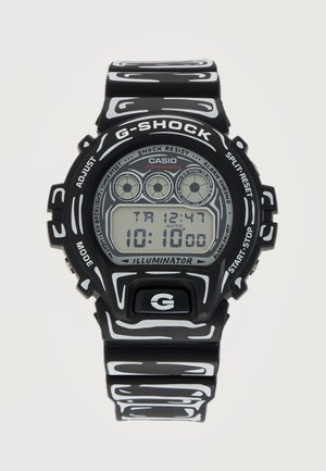 Orologio digitale da polso Casio G-Shock bianco e nero con cinturino a motivo audace, più pulsanti e display digitale dell'ora che mostra le 10:10.