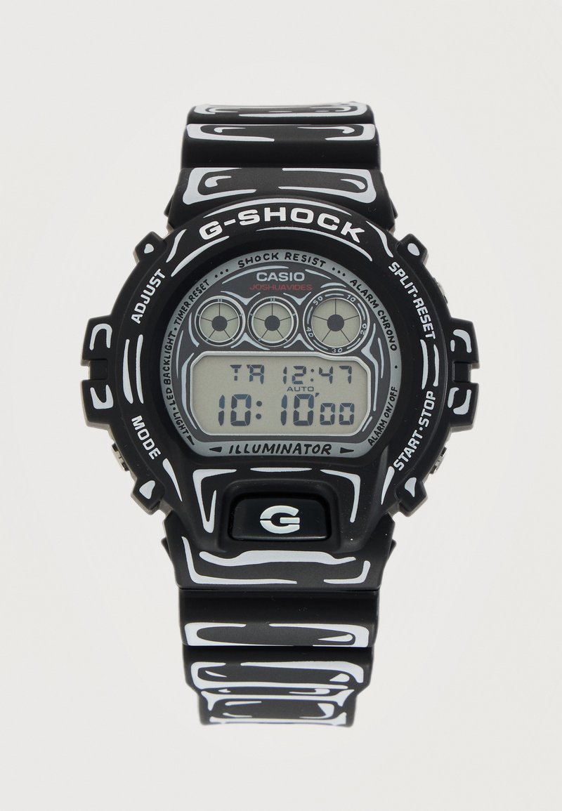Ασπρόμαυρο ψηφιακό ρολόι Casio G-Shock με έντονο σχεδιασμένο λουράκι, πολλαπλά κουμπιά και ψηφιακή ένδειξη ώρας που δείχνει 10:10.