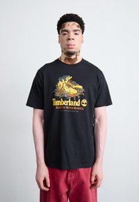 Timberland FRONT BOOT GRAPHIC TEE - Apdrukāts T-krekls - black