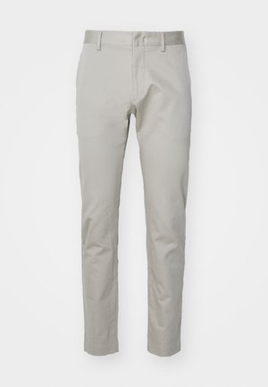 Pantalon en coton gris clair avec une coupe droite, devant plat et sans poches visibles ni ornements. Texture lisse, finition unie.