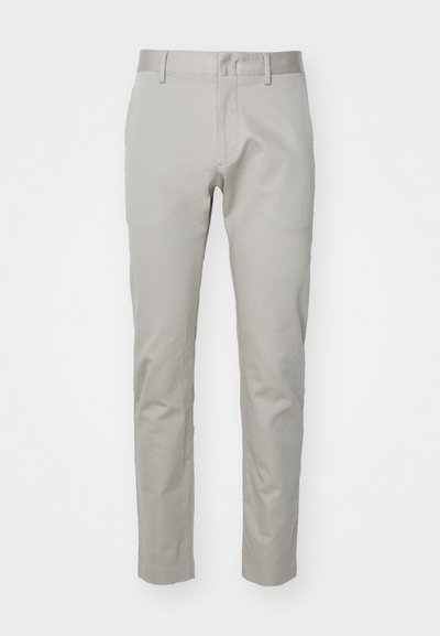 Ljust grå bomullsshorts med rak bendesign, slät front och inga synliga fickor eller utsmyckningar. Slät textur, enkel finish.