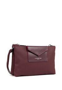 Borsa a tracolla sintetica color mogano con una superficie liscia, dotata di tasca con pattina, hardware in argento e dettaglio con logo in rilievo. Forma rettangolare compatta.