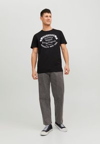 Jack & Jones O-NECK - Apdrukāts T-krekls - black
