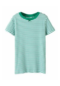 Camiseta de manga corta a rayas verdes y blancas con un escote acanalado y un pequeño lazo bordado en el cuello. Textura de tela de algodón.
