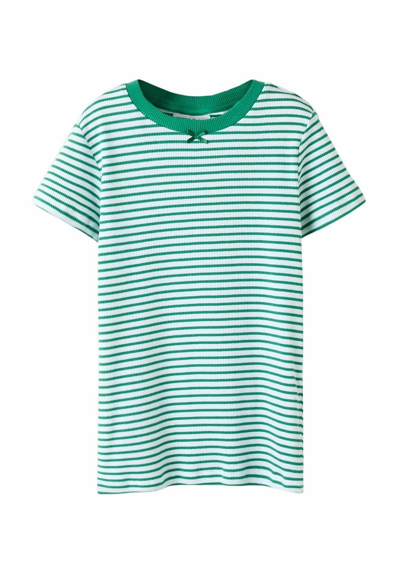 Camiseta de manga corta a rayas verdes y blancas con un escote acanalado y un pequeño lazo bordado en el cuello. Textura de tela de algodón.