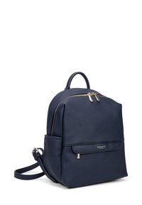 Zaino in pelle blu navy con design strutturato, manico superiore, tracolla regolabile e dettagli con zip in tono oro. Tasca frontale con zip.