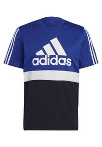 Camiseta de algodón azul con rayas horizontales blancas y negras. Presenta un gran logo blanco de Adidas y tres rayas blancas en las mangas.