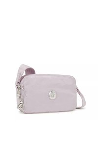 Borsa a tracolla in tessuto lilla con una superficie liscia, hardware argentato, un distintivo rotondo con logo e un charm decorativo attaccato. Inclusa tracolla regolabile.