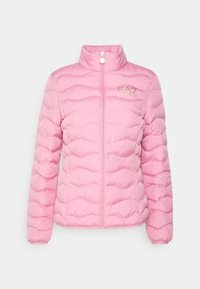 Růžová prošívaná bunda s stojatým límcem, celopropínacím zipem, vlnitou prošitou texturou a logem vytištěným na levé straně.