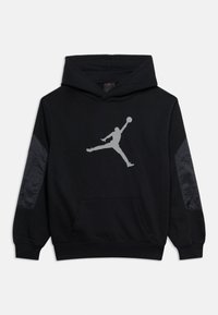Μαύρο φούτερ με κουκούλα, με γκρι λογότυπο Jumpman στο στήθος και γυαλιστερές μαύρες υφασμάτινες επιφάνειες σε κάθε μανίκι.