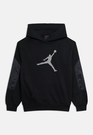 Schwarzer Kapuzenpullover mit grauem Jumpman-Logo auf der Brust und glänzenden schwarzen Stoffeinsätzen an beiden Ärmeln.