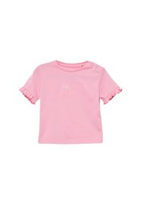 Roze katoenen T-shirt met korte gerimpelde mouwen, voorzien van een ronde halslijn en drukknoopjes op de schouder. Tekst in glanzende, contrasterende kleuren.
