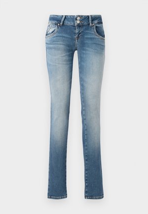 Jeans de mezclilla azul claro con un diseño de pierna recta, que cuentan con un cierre de dos botones, dos bolsillos frontales y un acabado desgastado en las rodillas.