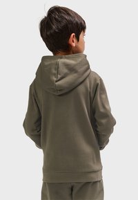 Kapuzensweatshirt in Olivgrün mit weichem Stoff, langen Ärmeln und einem gerippten Saum. Rückansicht zeigt eine lockere Passform und schlichtes Design.
